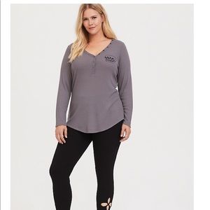 TORRID GREY SKULL WAFFLE HENLEY LONG SLEEVE T 00X